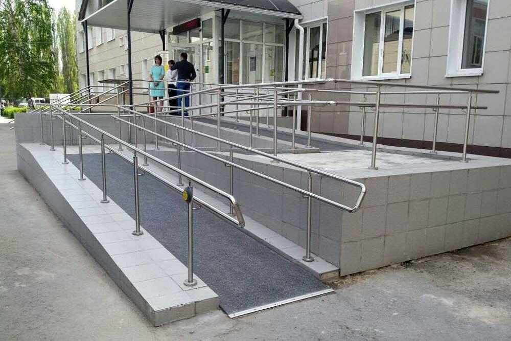 Поручні для пандуса за проєктними вимогами та нормами доступності